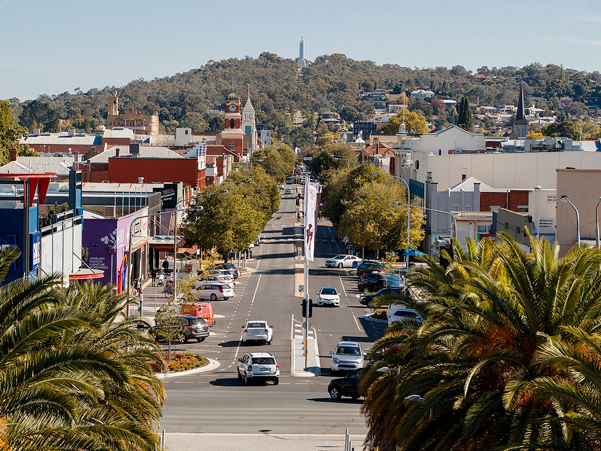 West-bound view of Dean Street leading up to Monument Hill in Albury. Photo: Destination NSW